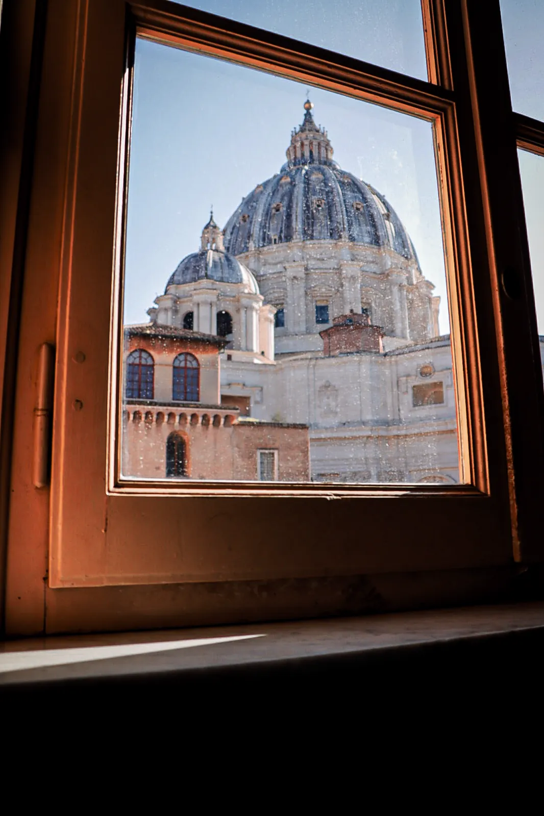Coupole de Saint-Pierre cadrée par une fenêtre, Rome