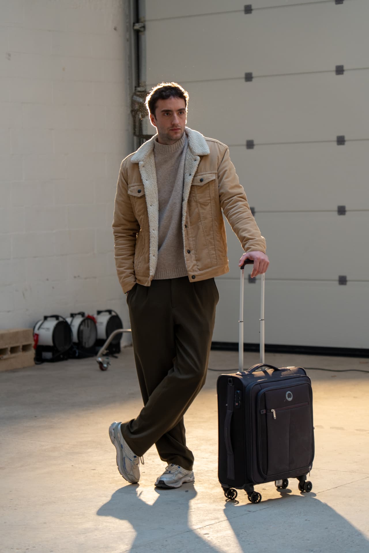 Portrait en extérieur devant un hangar, lumière rasante