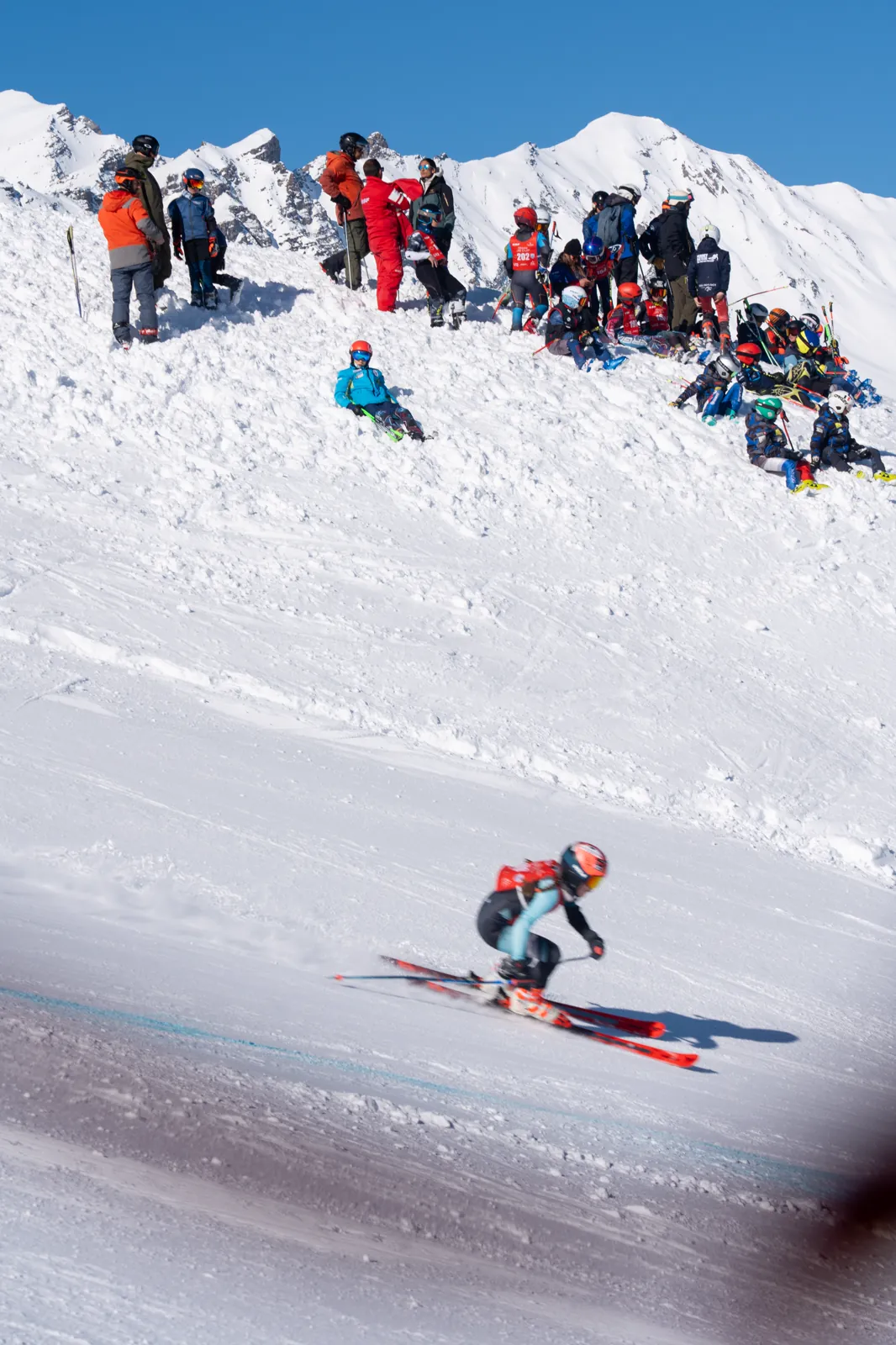 Skieur en descente sous le public massé sur la crête, JB Cup à Valloire