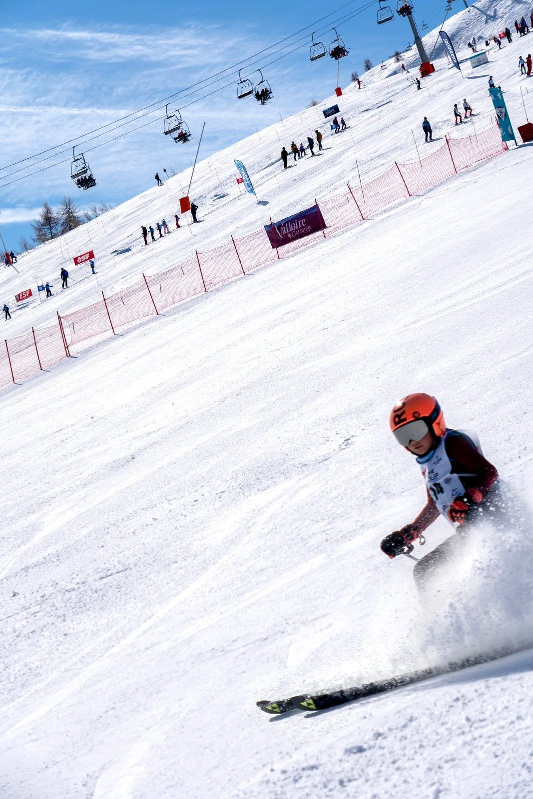 Skieur en virage sous les télésièges, JB Cup à Valloire