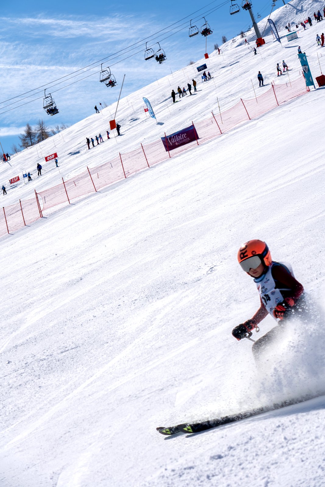 Skieur en virage sous les télésièges, JB Cup à Valloire