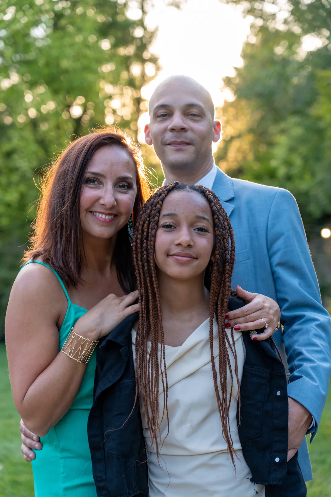 Portrait de famille à la lumière du soir, jour de mariage