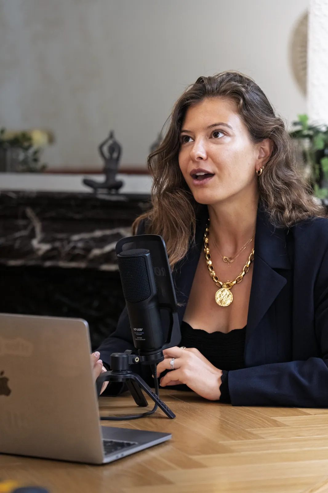 Au micro de podcast, ordinateur ouvert, en pleine conversation, séance portrait à Paris