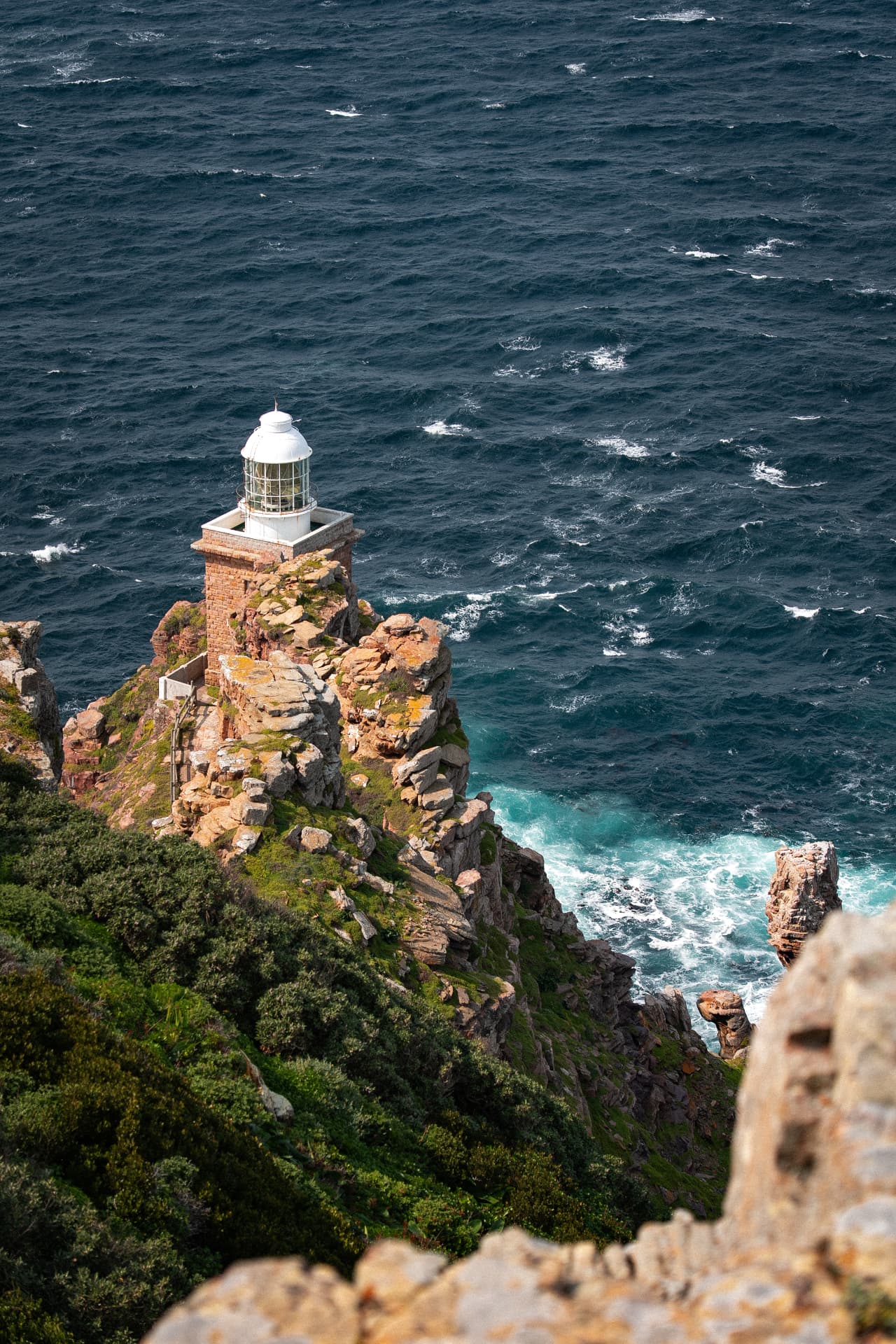 Phare sur la falaise face à l'océan