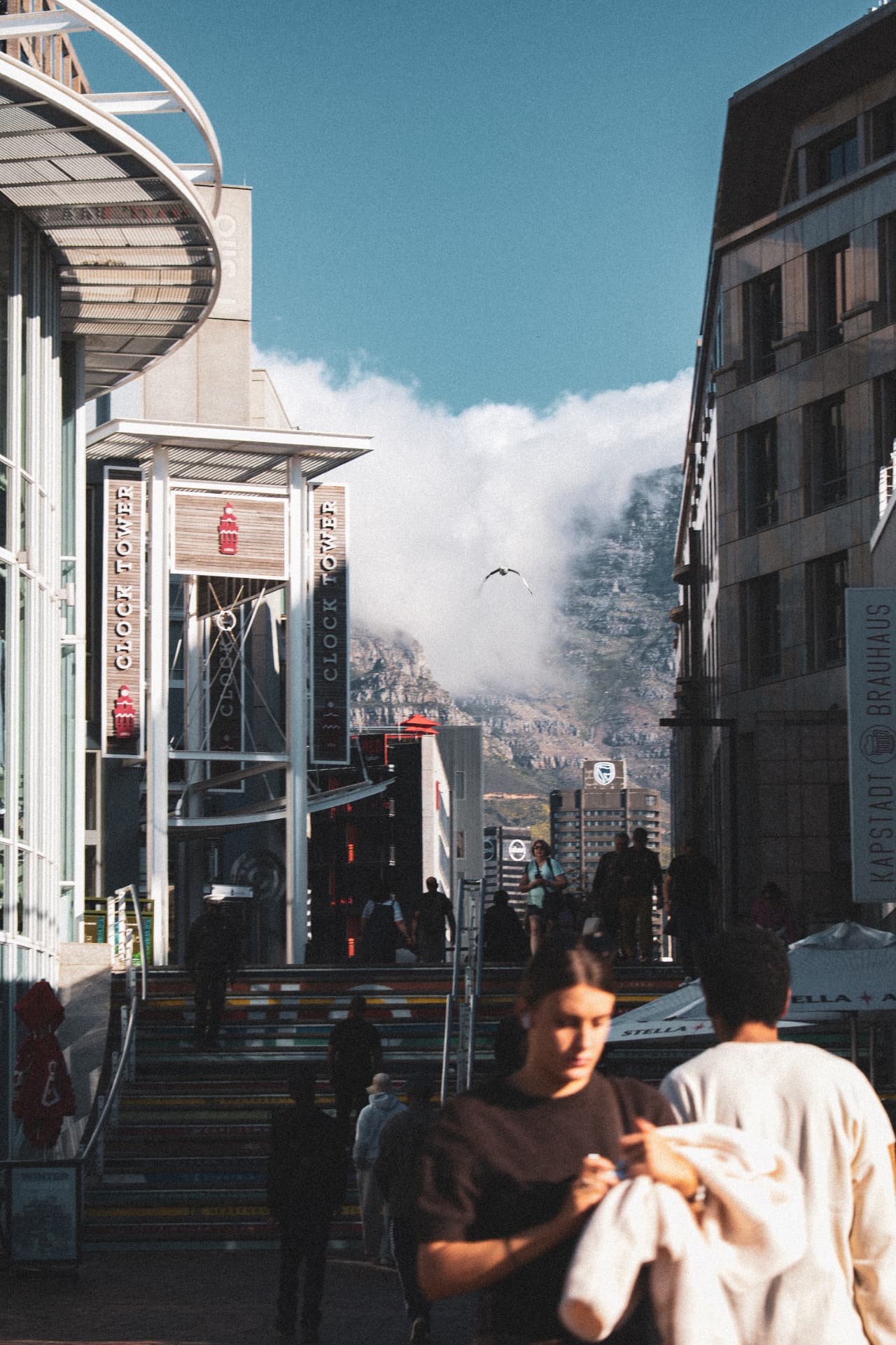 Rue animée avec la Table Mountain en arrière-plan