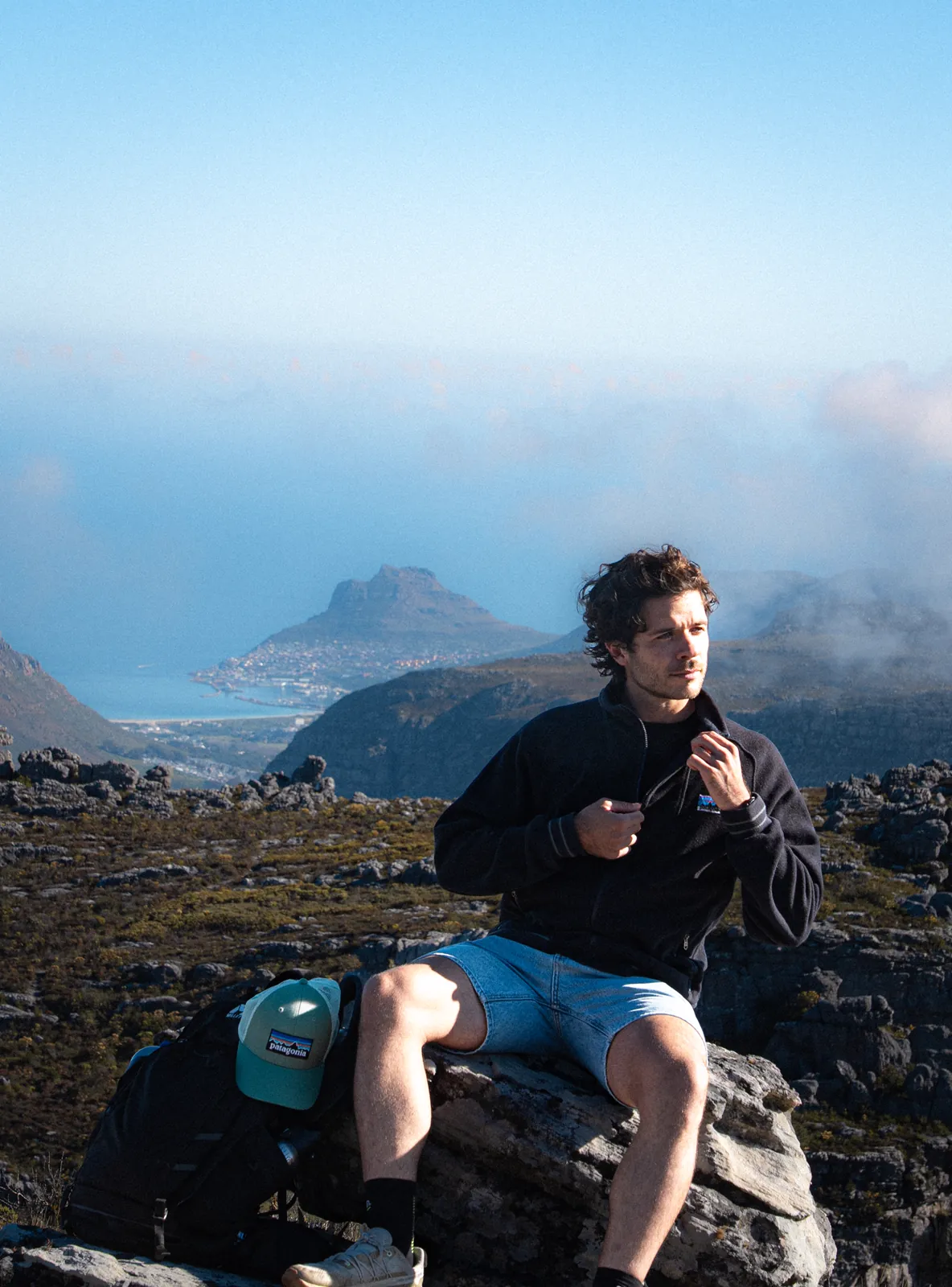 Portrait en montagne au-dessus de la baie du Cap