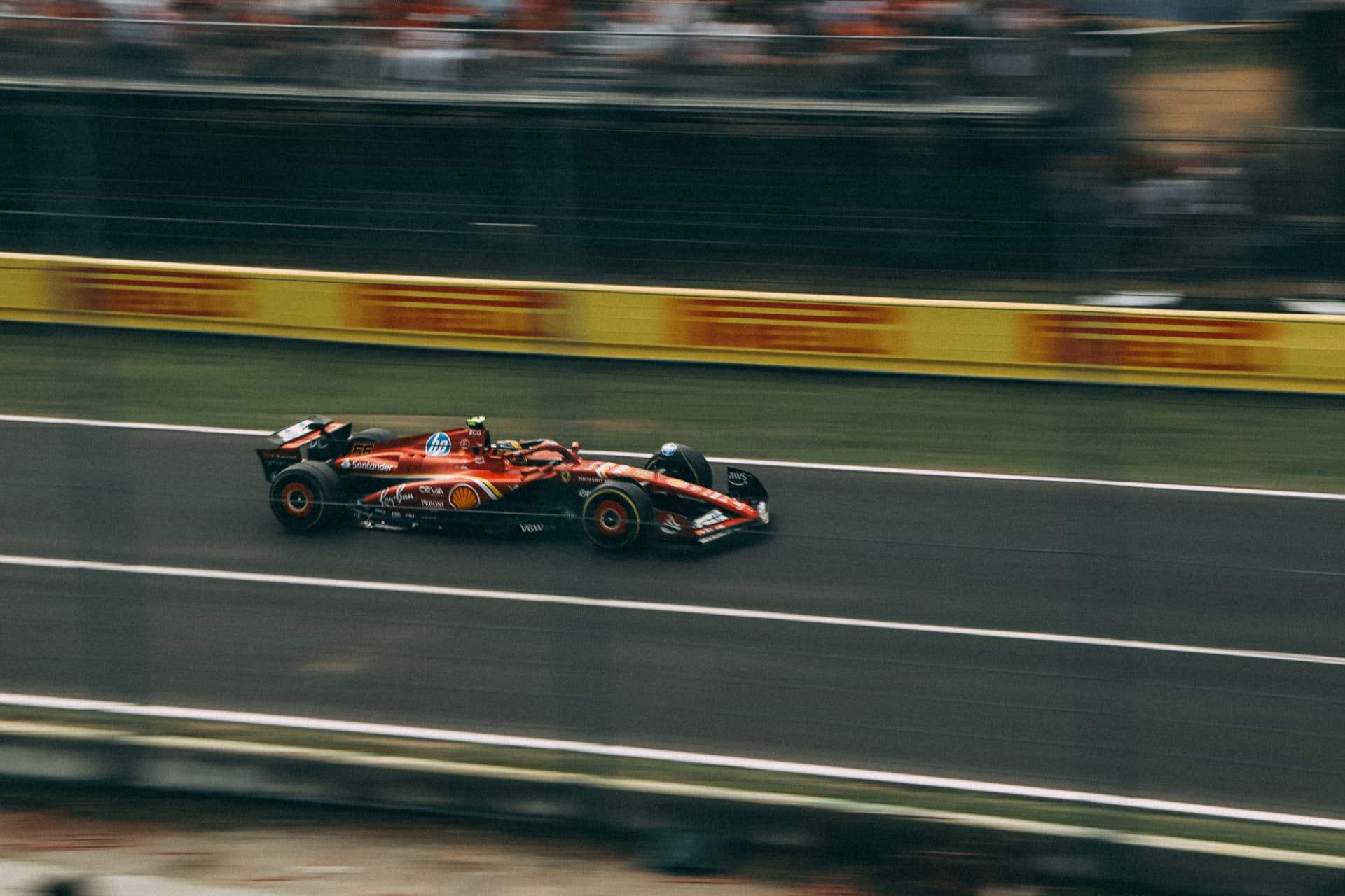 Monoplace de Formule 1 en vitesse sur le circuit